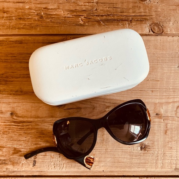 Marc Jacobs Accessories - Marc Jacobs—Oversized Black/Tortoise Shell Gold Sunglasses (Broken), Case
